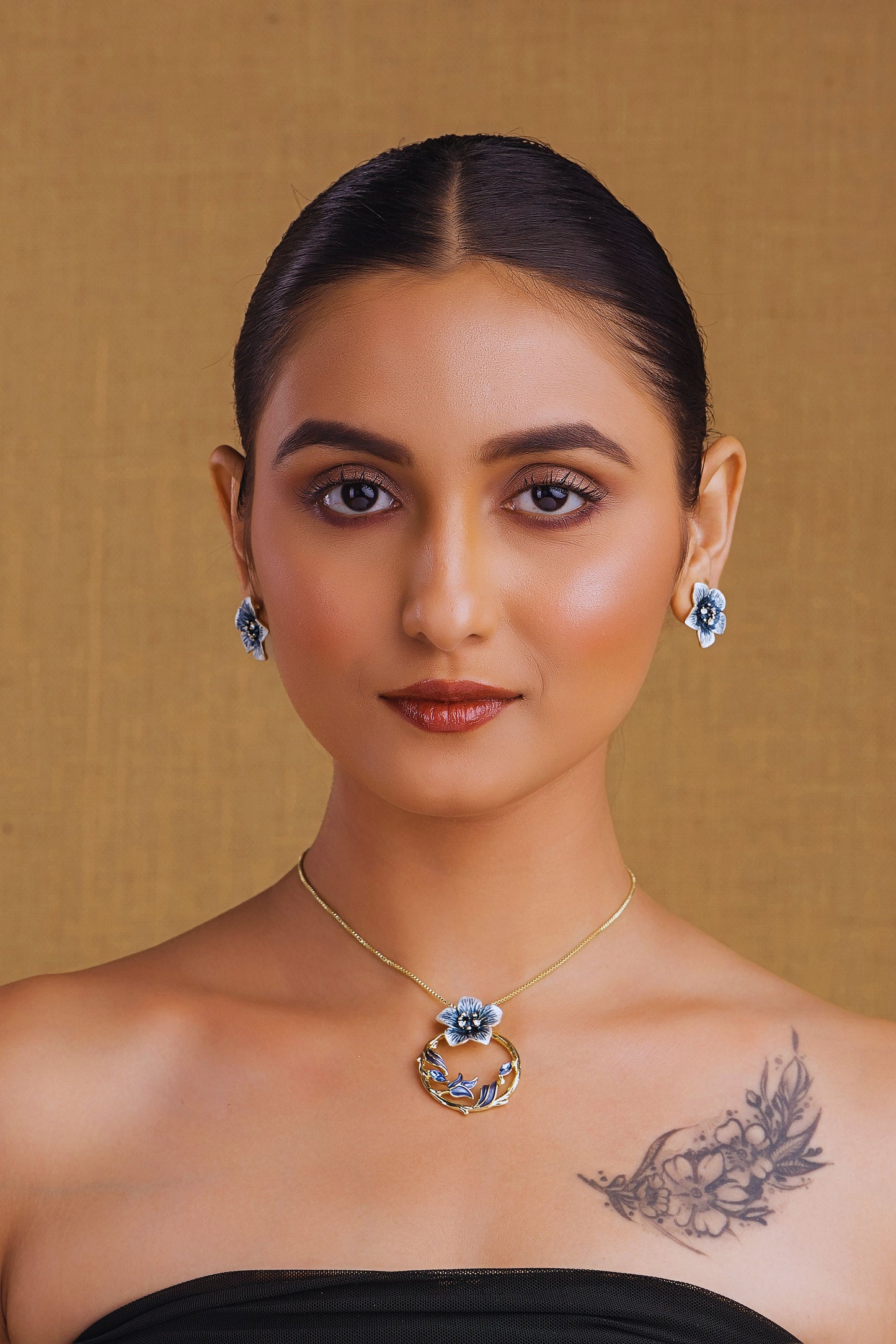 Elegant flower pendant necklace and earrings set for women with blue floral design 