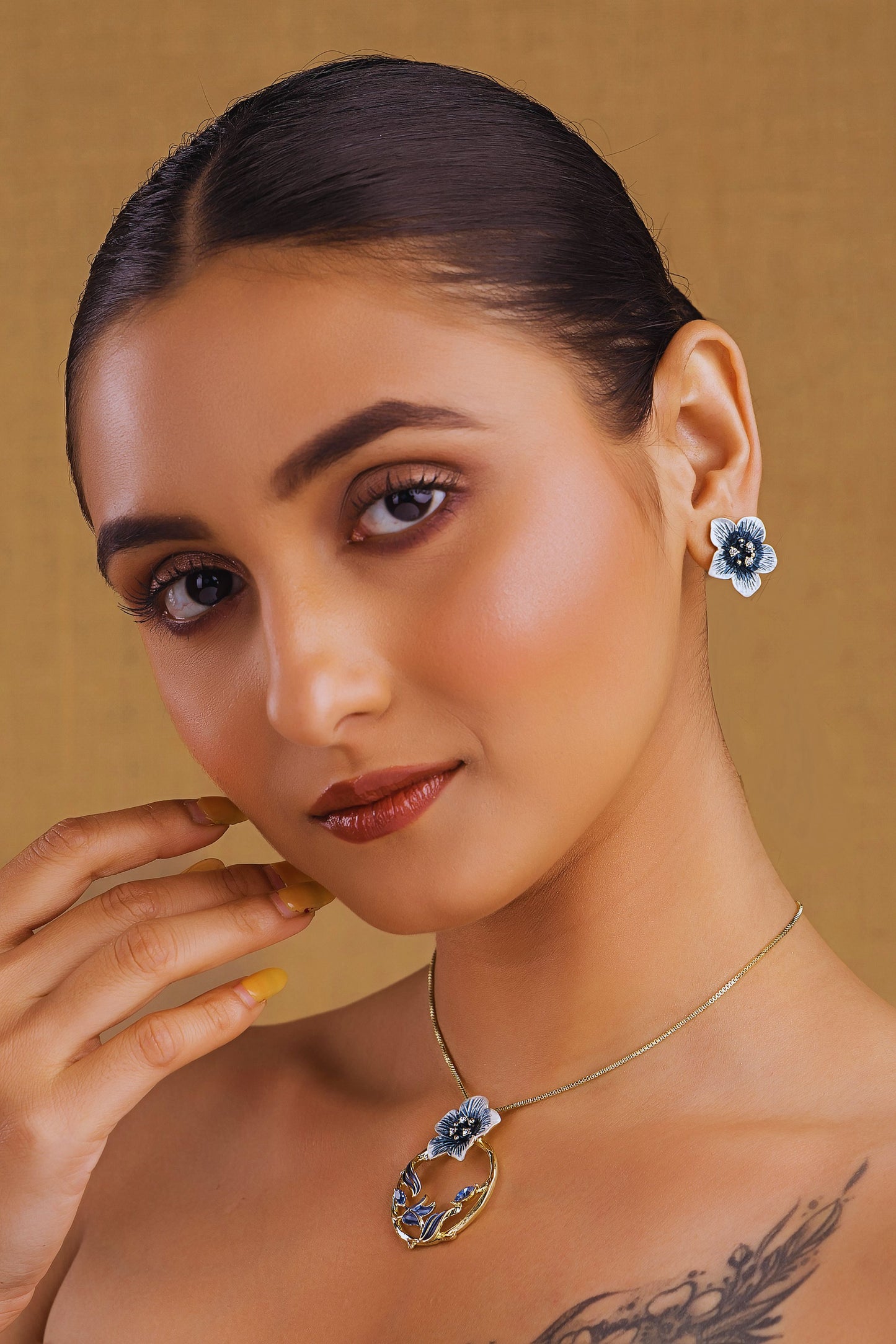 Elegant flower pendant necklace and earrings set for women with blue floral design